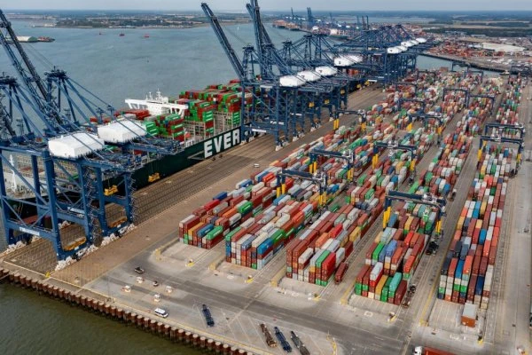 İngiltere'deki krizde domino etkisi: Limanlar konteynerla doldu